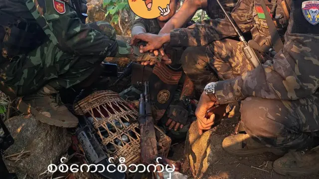 ဒီနေ့မနက်ပိုင်းတိုက်ပွဲမှာ သိမ်းဆည်းရမိတယ်ဆိုတဲ့သေနတ်တွေ လို့ဆို