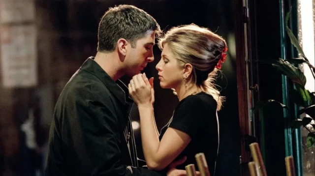 Une actrice de Friends portant une pince capillaire