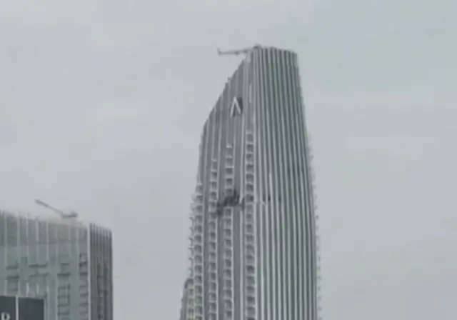 Пайшанба куни эрталаб Дубайдаги кўп қаватли бинода катта тешик пайдо бўлган, маҳаллий ҳукумат дрон "бино устига қулагани" ҳақида хабар берганидан кейин тасвирланган. 