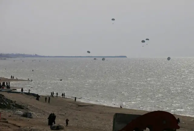 जॉर्डन की वायुसेना की ओर से एयरड्राप की गई राहत सामग्री