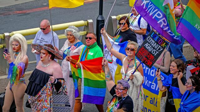 ФОТО И ВИДЕО ⟩ Стразы, перья и километровый радужный флаг: по улицам Таллинна прошел ЛГБТ-парад