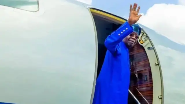 Onyeisiala Tinubu mgbe ọ na-aga Gana maka ọgbakọ otu African Union e mere n'Accra, isi obodo Gana