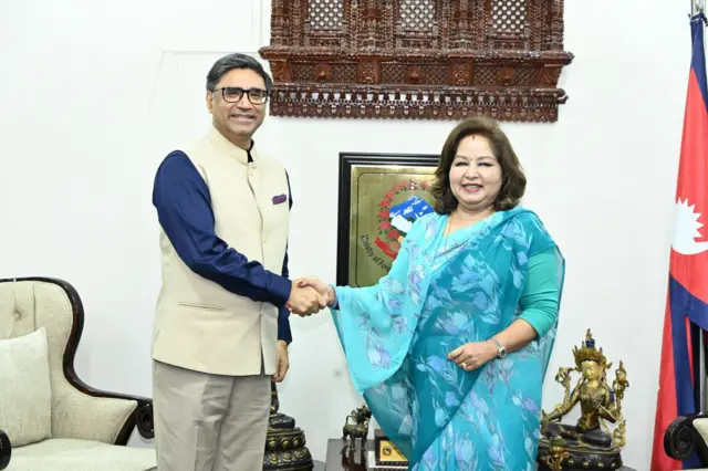  भारतीय विदेशसचिव विक्रम मिस्री परराष्ट्रमन्त्री आरजू राणासँग हात मिलाउँदै