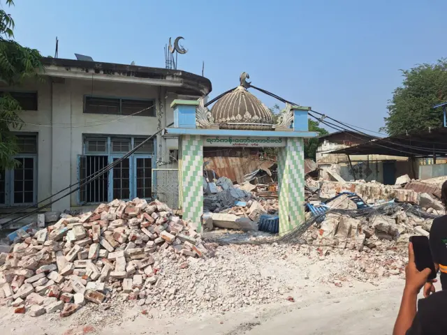 ငလျင်ကြောင့် ပျက်စီးခဲ့တဲ့ ရက်ကန်းတော်တောင်ဗလီ