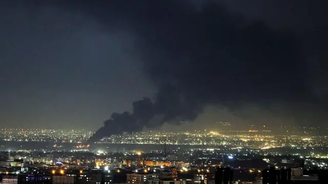 دود از محل حمله آمریکا و اسرائیل به پایتخت ایران، تهران، بلند می‌شود (۷ آوریل ۲۰۲۶ / ۱۸ فروردین ۱۴۰۵). آنتونیو گوترش، دبیرکل سازمان ملل، در همان روز نسبت به هشدار شدید رئیس‌جمهور آمریکا مبنی بر اینکه «یک تمدن کامل در ایران نابود خواهد شد» در صورت پذیرش نکردن اولتیماتوم آمریکا ابراز نگرانی کرد.

پیش‌تر، در ۲۸ فوریه ۲۰۲۶ (۹ اسفند ۱۴۰۴)، اسرائیل و ایالات متحده حملاتی علیه ایران انجام دادند که در جریان آن رهبر معظم ایران کشته شد و جنگی که در سراسر خاورمیانه گسترش یافت، آغاز شد.