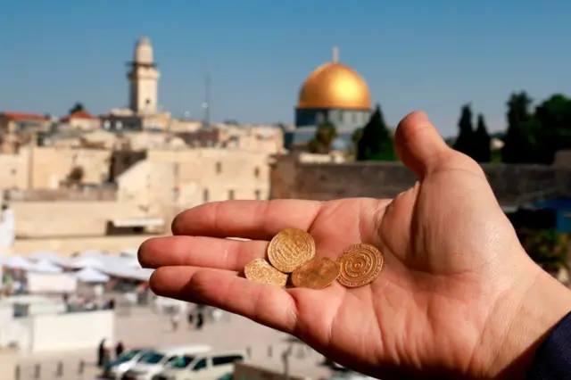 (صورة لعملات فاطمية عُثر عليها بالقرب من القدس). 