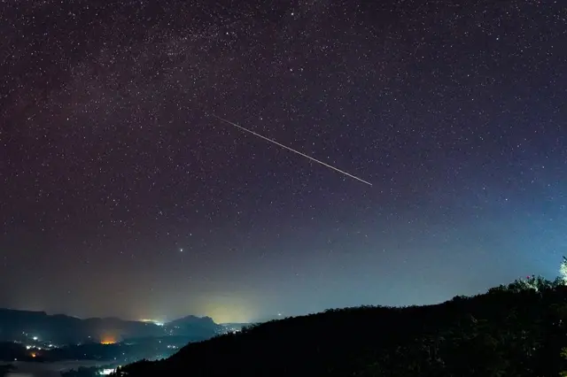 Perseid meteor yağmuru Ağustos ortasında görülebiliyor ve genellikle 11 Ağustos'ta zirve yapıyor. Bu çok parlak meteor geçen hafta Haputale, Sri Lanka'da objektiflere takıldı.