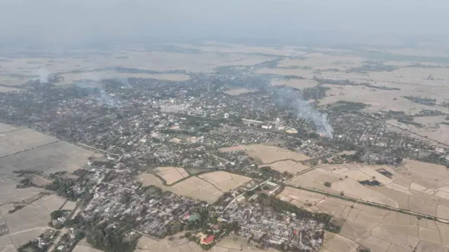 ကောလင်းမြို့မီးလောင်ကျွမ်းနေတဲ့မြင်ကွင်း