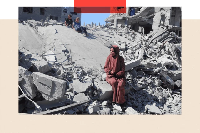 Уйларидан кўчирилган ғазолик аёл ва болалари бир вақтлар ўзлари яшаган уй вайроналари устида ўтиришпти. October 2025