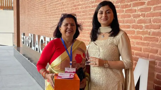 बुहारी गोमासँग सङ्गीता