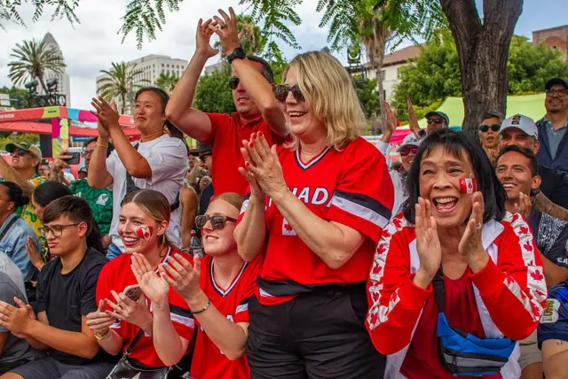 Los Angeles'taki taraftar alanında maçı izleyen Kanadalı taraftarlar. Ön sırada kadınlar gol sevinci yaşıyor. 