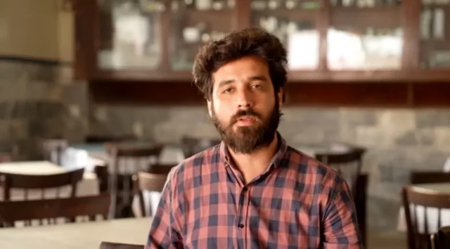 عباس علی در رستوران نشسته است