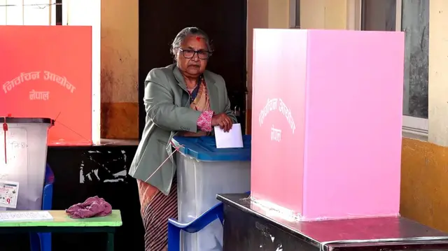 प्रधानमन्त्री सुशीला कार्की मतदान गर्दै