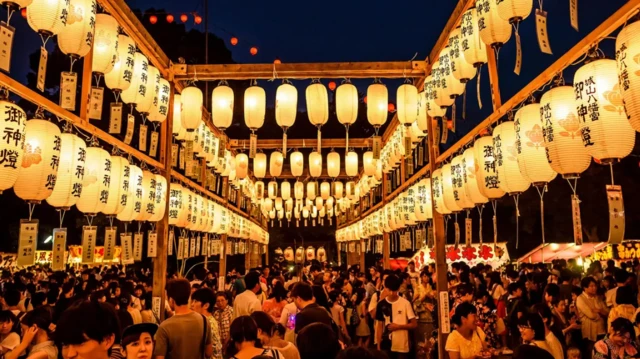 احتفال ياباني بالأسلاف في الصيف.