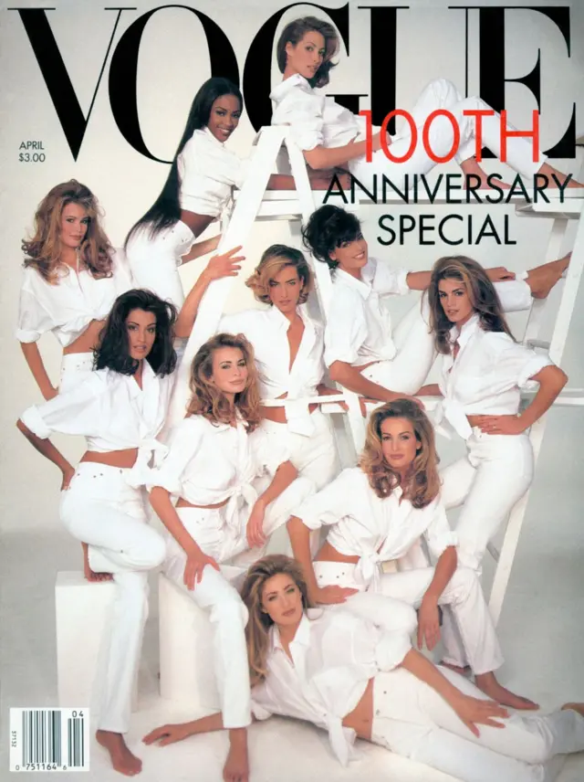 Las modelos Christy Turlington, Linda Evangelista, Cindy Crawford, Karen Mulder, Elaine Irwin, Niki Taylor, Yasmeen Ghauri, Claudia Schiffer, Naomi Campbell y Tatjana Patitz, luciendo camisas blancas y jeans de Gap en una foto.
