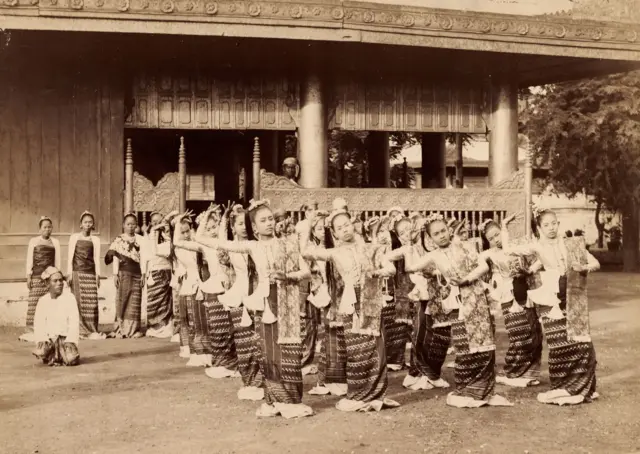 မန္တလေးရောက် အဲလဘတ်ဗစ်တာမင်းသားကို ဖျော်ဖြေကြတဲ့ ရွှေမန်းသူများ