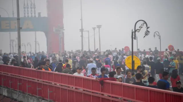Sejumlah warga berolahraga di atas Jembatan Ampera yang tertutup kabut asap saat pelaksanaan hari bebas kendaraan bermotor (HBKB) di Kota Palembang, Sumatera Selatan, Minggu (23/8/2026).