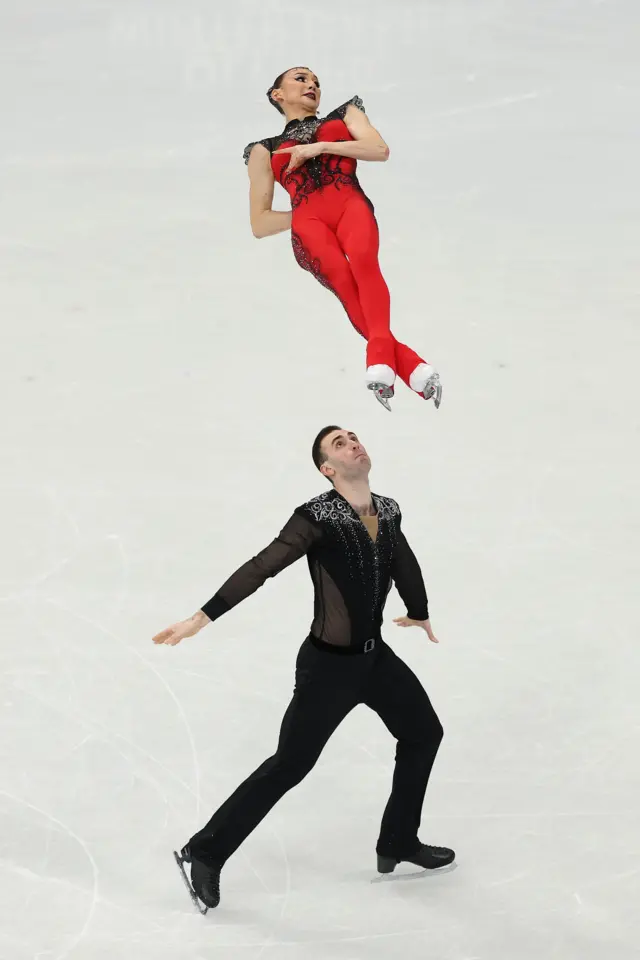 Грузинские фигуристы Анастасия Метёлкина и Лука Берулава выступают в короткой программе парного катания
