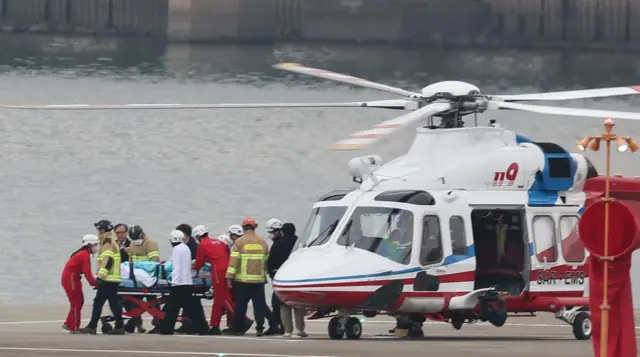 부산에서 피습을 당한 이재명 더불어민주당 대표가 2일 오후 서울 동작구 노들섬에 헬기를 통해 도착해 서울대병원으로 이송되고 있다