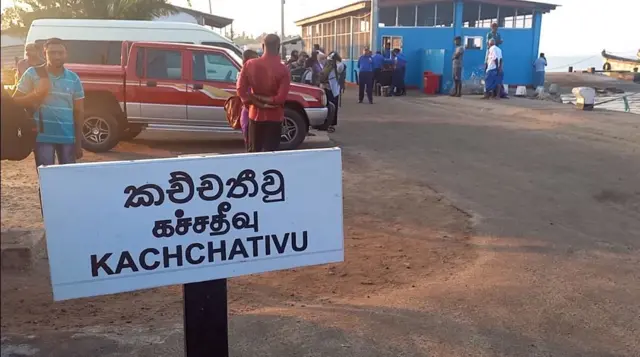 කච්චතිව් දූපතේ අයිතිය සම්බන්ධයෙන් ගැටළුව ඉතිහාසය පුරාවටම දක්නට ලැබුණු අතර,මෙරට අග්‍රාමාත්‍ය ලෙස කටයුතු කළ සිරිමාවෝ බණ්ඩාරනාය හා ඉන්දීය අග්‍රාමාත්‍ය ලෙස කටයුතු කළ ඉන්දිරා ගාන්ධි අතර 1974 ජුනි 26 වැනිදා අත්සන් කළ ගිවිසුමක් මත කච්චතිව් දූපතේ අයිතිය ශ්‍රී ලංකාවට හිමිවිය.