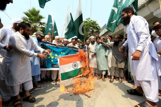indija, pakistan, sukob indije i pakistana, pakoistanci spaljuju indijsku zastavu