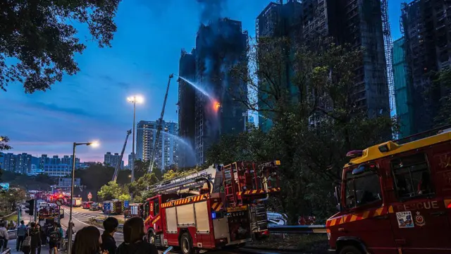 2025年11月27日星期四,消防员仍在香港大埔区宏福苑扑灭大火。