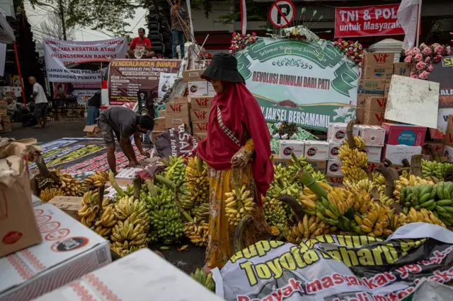 Berbagai macam donasi warga dari sejumlah daerah di Indonesia seperti air mineral, bahan makanan, makanan ringan, hasil bumi itu sebagai dukungan kepada Aliansi Masyarakat Pati Bersatu yang akan berunjuk rasa dengan berbagai tuntutan kepada Bupati Pati Sudewo pada Rabu (13/8) besok.
