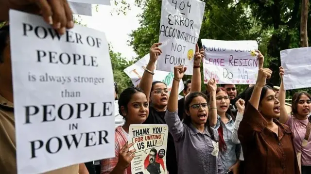 विश्लेषकों के मुताबिक़ ये आंदोलन प्रश्नपत्र के लीक पर विरोध से कहीं आगे जा चुका है