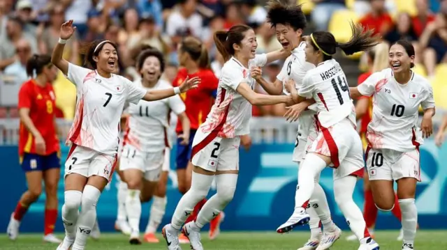 藤野あおば（前右から3人目）と日本の選手たち