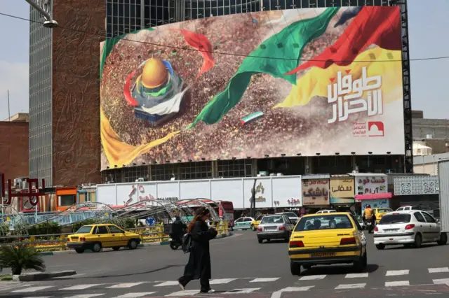 زنی در میدان ولیعصر