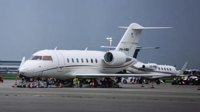 ্আমস্টারডাম বিমানবন্দরে অভিনব অবস্থান কর্মসূচি