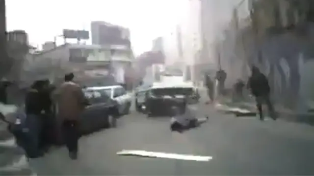 اسکرین‌شات از ویدیوی زیرگرفتن معترضان در اعتراضات سال ۱۳۸۸