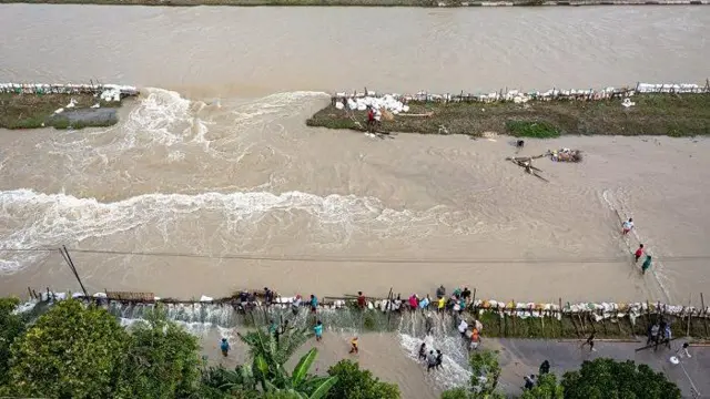 Foto udara warga bergotong royong membuat tanggul darurat dari bambu dan karung berisi tanah untuk menahan air dari jebolnya tanggul Daerah Aliran Sungai (DAS) Jratun-Wulan di Dukuh Luwuk, Desa Sidomulyo, Kecamatan Dempet, Kabupaten Demak, Jawa Tengah, Kamis (8/2/2024).