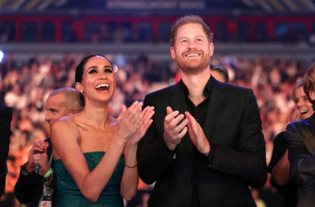 ดยุคและดัชเชสแห่งซัสเซกซ์เลือกใช้ภาพนี้เป็นบัตรอวยพรเทศกาลคริสต์มาสและปีใหม่ 2024