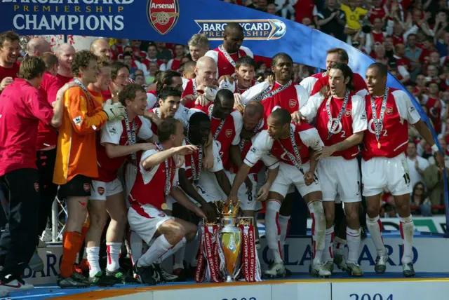 Sawirkan waa 2004, Arsenal iyo Kanu oo ku dabaaldegaya garoonkii Highbury, markaasoo ay qaadeen koobkii 13aad ee horyaalka Premier League