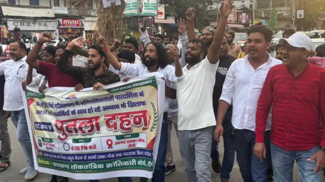 आंदोलन के दौरान अपने साथियों के साथ देवेंद्रनाथ महतो