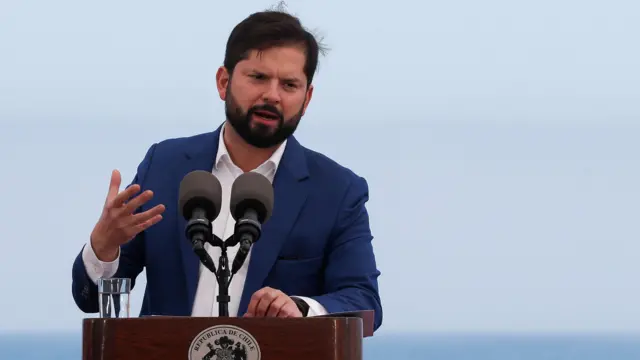 Gabriel Boric, presidente do Chile, veste paletó azul e camisa social branca