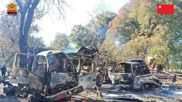 မကွေးတိုင်းစစ်မျက်နှာပြင်က တိုက်ပွဲအပြီး စစ်တပ်ရဲ့ ယာဉ်တွေပျက်စီးနေတဲ့ မြင်ကွင်း