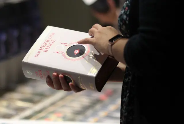 Novel The Lord of the Rings diterjemahkan ke dalam bahasa Jerman.