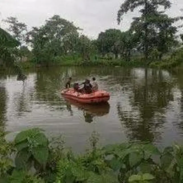 পুলিশের দাবি, ঘটনাস্থলে নিয়ে যাওয়া হয়েছিল অভিযুক্তকে সেই সময় তিনি পালানোর চেষ্টা করেন এবং জলাশয়ে পরে যান।