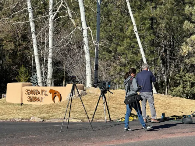 Periodistas y unas cámaras frente al complejo residencial donde vivían Gene Hackman y su esposa