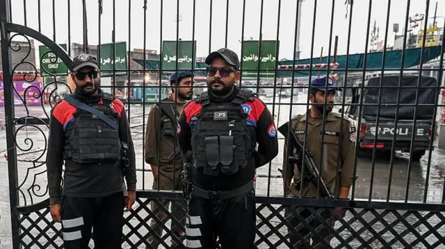 பாகிஸ்தான் வான் பாதுகாப்பு அமைப்பை அழித்ததாக கூறும் இந்தியா, 25 இந்திய டிரோன்களை வீழ்த்தியதாக கோரும் பாகிஸ்தான்