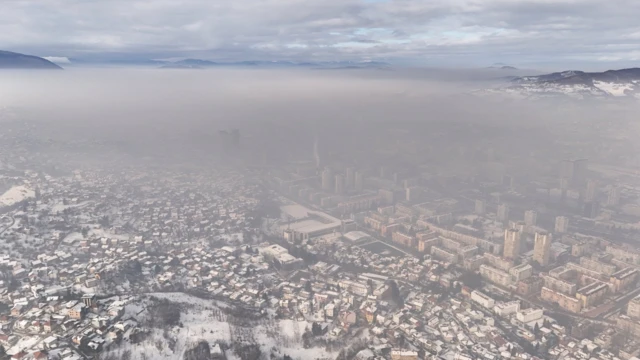 Panorama Sarajeva pod oblakom smoga