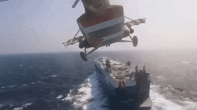 Un helicóptero hutí sobre un barco mercante.