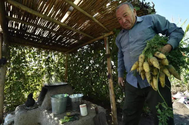 Сабзи кўтарган одам