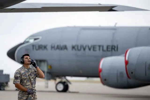 يُظهر هذا المشهد العملية الكاملة في قيادة القاعدة الرئيسية العاشرة للطائرات النفاثة في إنجرليك، بدءاً من التحضيرات التي يجريها سرب "آسنالار" للتزوّد بالوقود جواً، وصولاً إلى عملية تزويد طائرات إف-16 وإف-4 إي/2020 فانتوم المقاتلة بالوقود في الجو بواسطة طائرات التزويد، وذلك في 27 مايو/أيار 2025 في أضنة، تركيا.