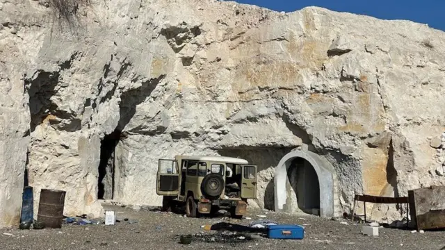 ये ईरानी सैन्य अड्डा एक पहाड़ी के अंदर बना था. 