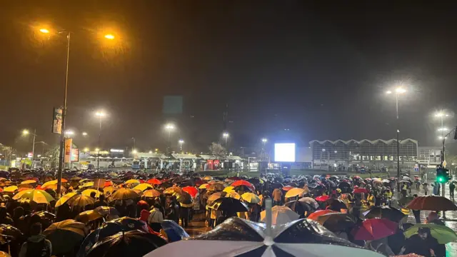 Kišobrani demonstranata tokom večeri na protestu