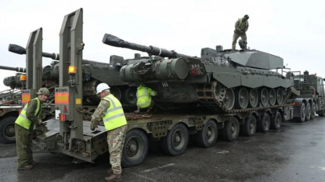 Танктарды атайын унаалык аянтчаларга жүктөп ташууга туура келет. Албетте, кошумча салмак жүк ташуучуларга кыйла түйшүк пайда кылат