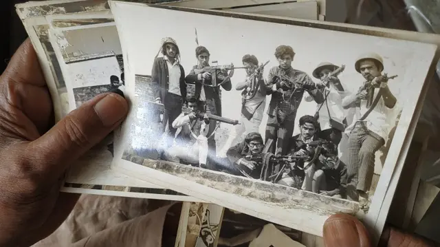 ১৯৭১ এর মুক্তিযোদ্ধাদের ছবি হাতে কবি-সাংবাদিক জিয়াদ আলি